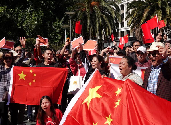 8月18日，在美国旧金山市中心联合广场，当地华侨华人自发举行和平集会，表达爱国爱港心声。新华社记者 吴晓凌 摄